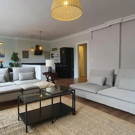 Brand New Luxuries 3-bedrooms In The Center شقة